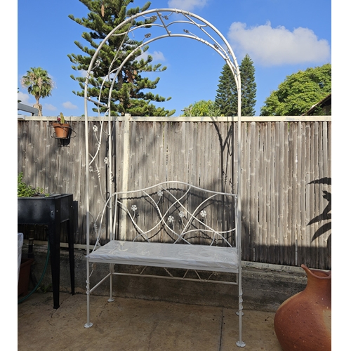 ספסל גינה מברזל עם ריפוד משולב קשת בעיצוב וינטאג'