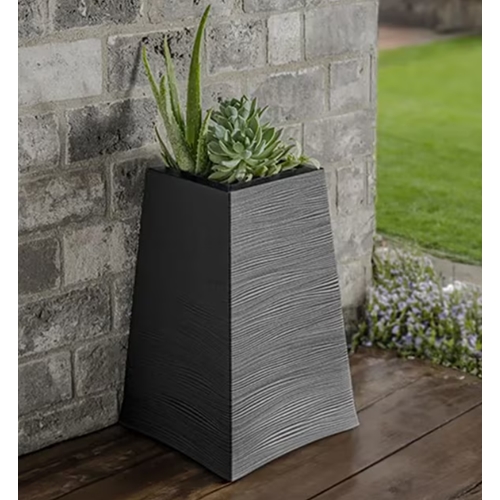 עציץ בעיצוב גלים בגוון שחור מבית KETER