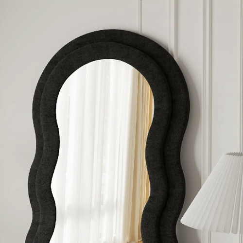 מראה אמורפית במסגרת קטיפה מסגרת בעיצוב גלי שחור