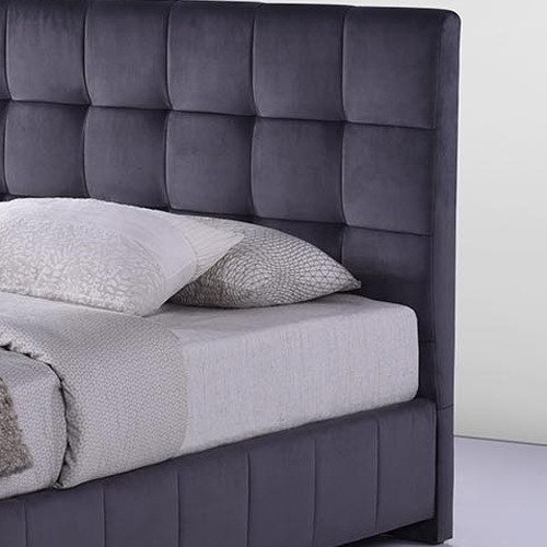 מיטה זוגית מרופדת בד קטיפתי דגם פטסי HOME DECOR
