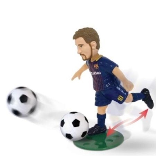 דמות משחק עם רגל קפיצית שבועטת בכדורגל בדמותו של דה ברואי...