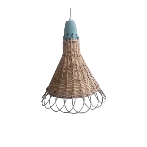 מנורת תליה מעוצבת עשויה מראטן ומתאימה לכל חלל הבית