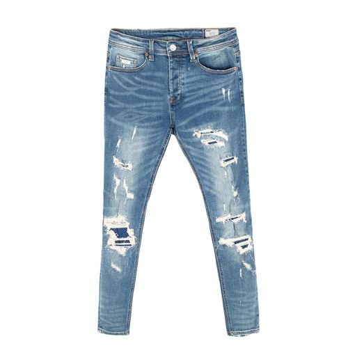 ג'ינס עם קרעים פרומים